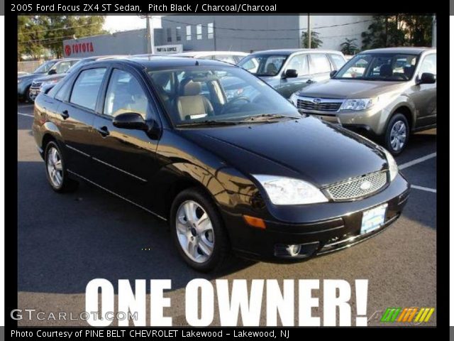 2005 Ford Focus ZX4 ST Sedan in Pitch Black