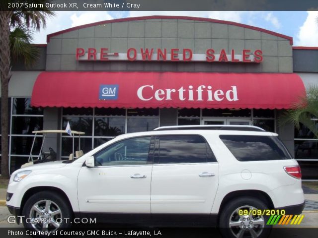 2007 Saturn Outlook XR in Cream White