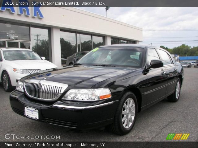 2010 Lincoln Town Car Signature Limited in Black