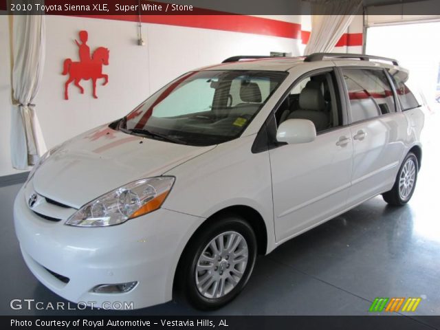 2010 Toyota Sienna XLE in Super White
