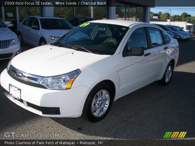 2009 Ford Focus SE Sedan in White Suede