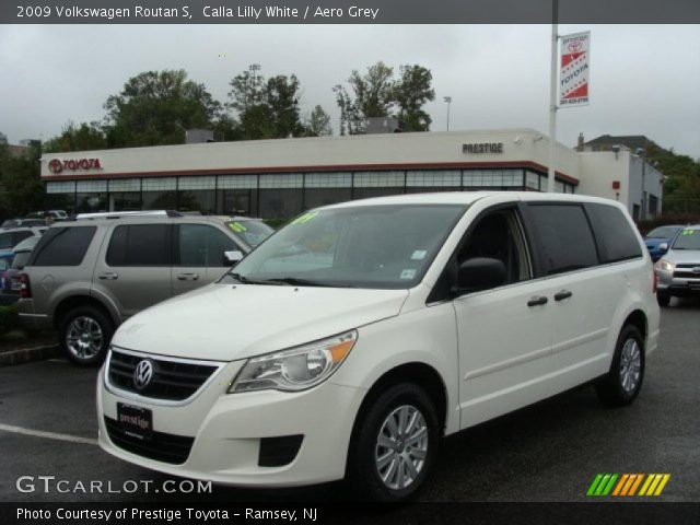 2009 Volkswagen Routan S in Calla Lilly White