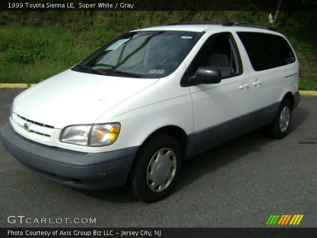 1999 Toyota Sienna LE in Super White