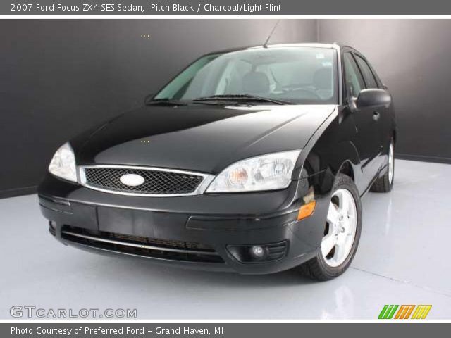 2007 Ford Focus ZX4 SES Sedan in Pitch Black