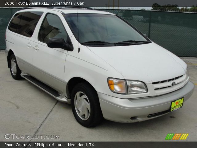 2000 Toyota Sienna XLE in Super White