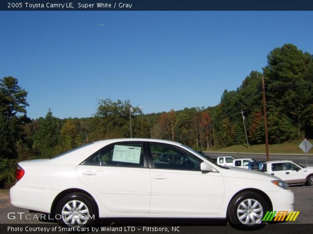 2005 Toyota Camry LE in Super White