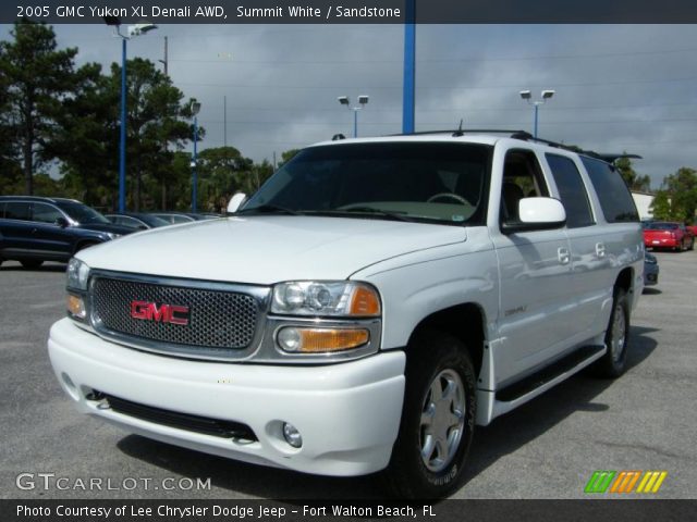 2005 GMC Yukon XL Denali AWD in Summit White