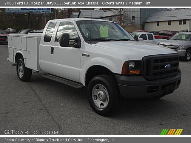 2005 Ford F350 Super Duty XL SuperCab 4x4 Chassis in Oxford White