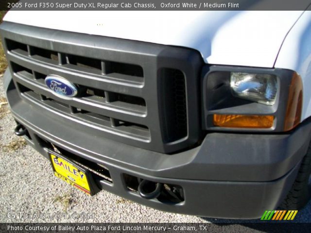 2005 Ford F350 Super Duty XL Regular Cab Chassis in Oxford White