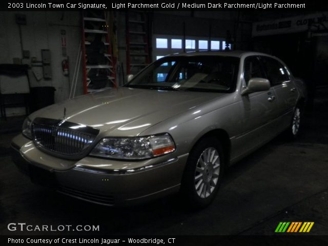 2003 Lincoln Town Car Signature in Light Parchment Gold