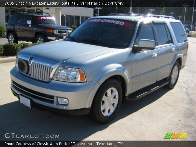 2005 Lincoln Navigator Luxury in Satellite Silver Metallic