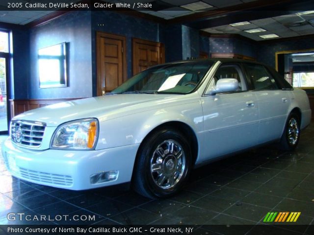2005 Cadillac DeVille Sedan in Glacier White
