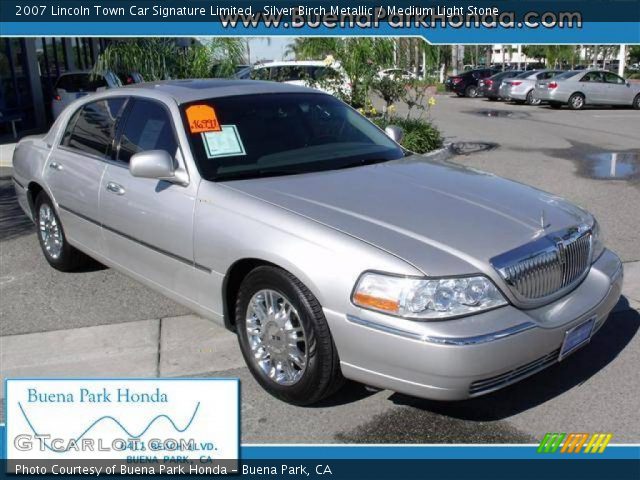 2007 Lincoln Town Car Signature Limited in Silver Birch Metallic