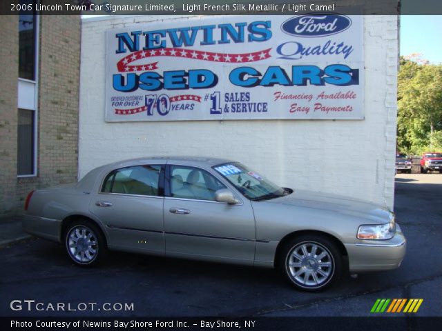 2006 Lincoln Town Car Signature Limited in Light French Silk Metallic