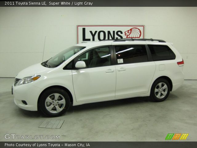 2011 Toyota Sienna LE in Super White