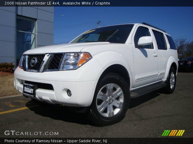 2006 Nissan Pathfinder LE 4x4 in Avalanche White