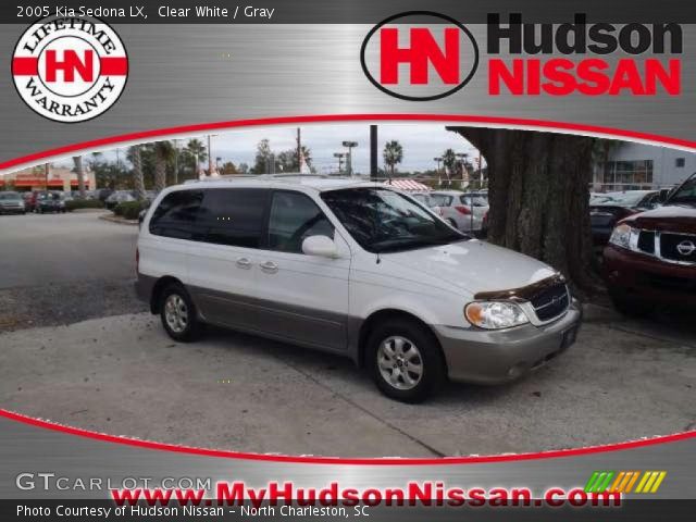 2005 Kia Sedona LX in Clear White