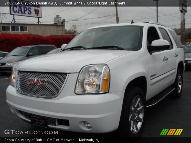 2007 GMC Yukon Denali AWD in Summit White