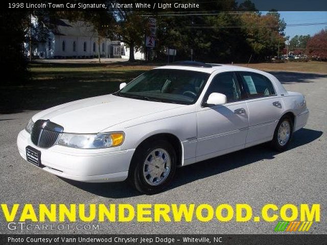 1998 Lincoln Town Car Signature in Vibrant White