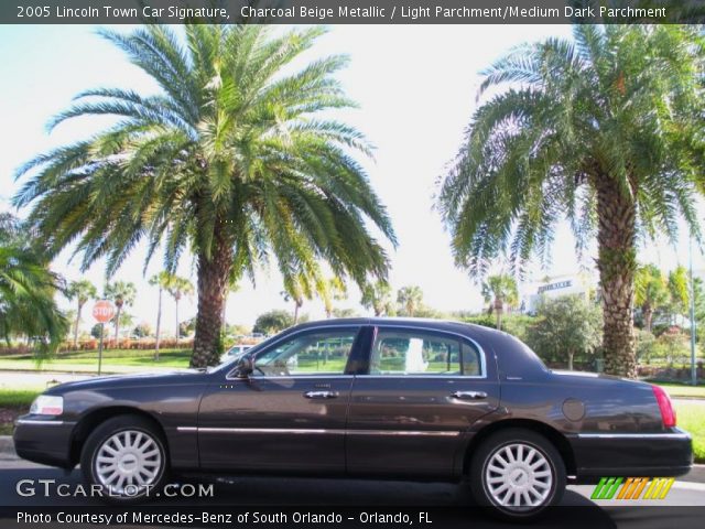 2005 Lincoln Town Car Signature in Charcoal Beige Metallic