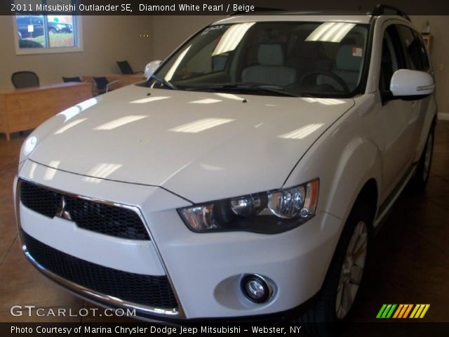 2011 Mitsubishi Outlander SE in Diamond White Pearl