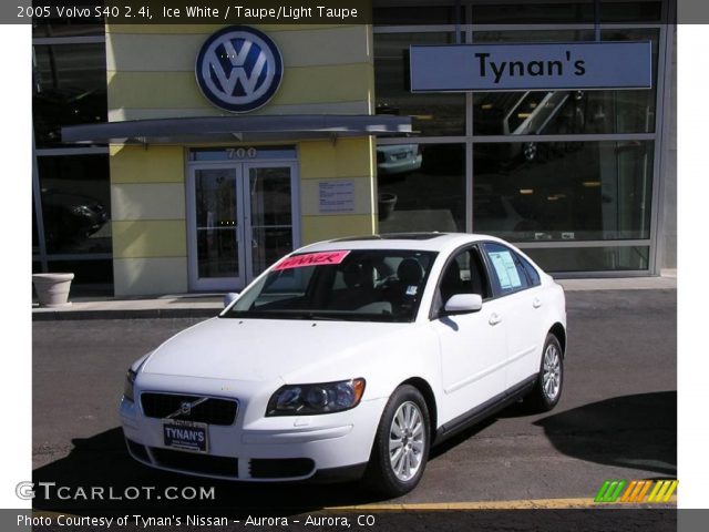2005 Volvo S40 2.4i in Ice White