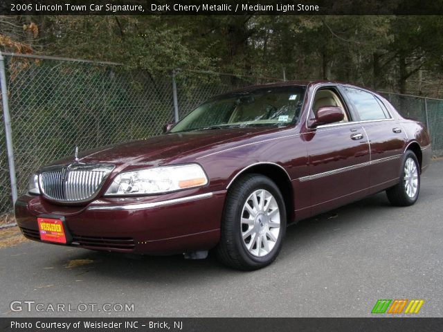 2006 Lincoln Town Car Signature in Dark Cherry Metallic