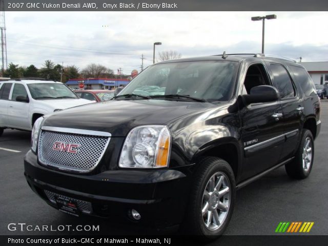 2007 GMC Yukon Denali AWD in Onyx Black