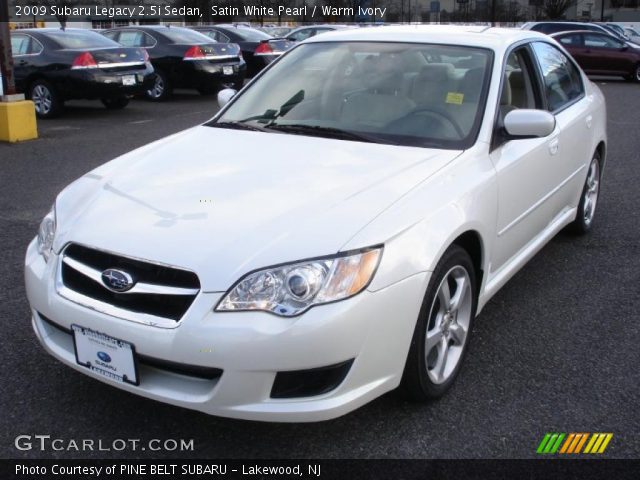 2009 Subaru Legacy 2.5i Sedan in Satin White Pearl