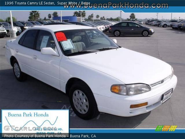 1996 Toyota Camry LE Sedan in Super White