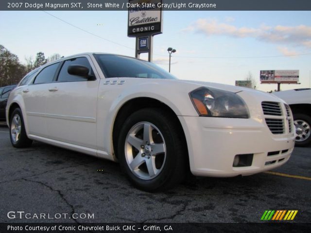 2007 Dodge Magnum SXT in Stone White