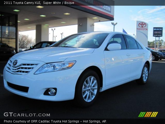 2011 Toyota Camry XLE in Super White