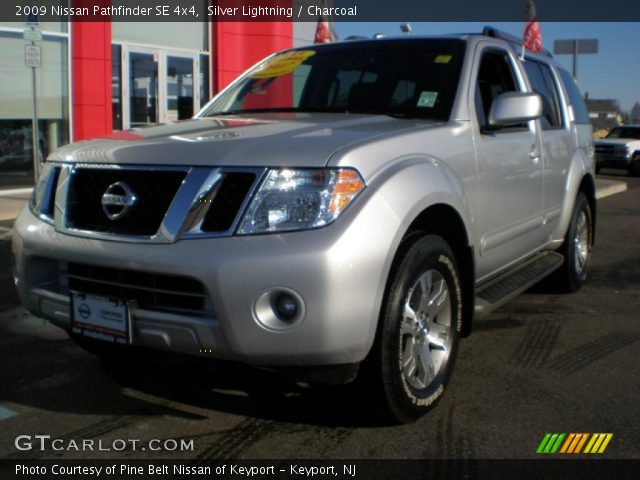 2009 Nissan Pathfinder SE 4x4 in Silver Lightning