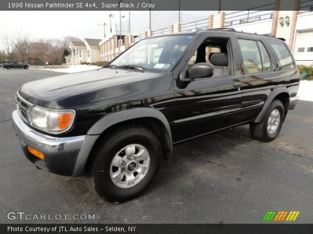1998 Nissan Pathfinder SE 4x4 in Super Black
