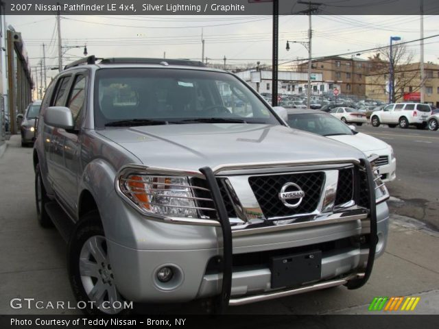 2007 Nissan Pathfinder LE 4x4 in Silver Lightning