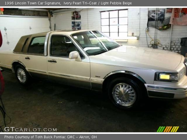 1996 Lincoln Town Car Signature in Ivory Pearl Tri-Coat