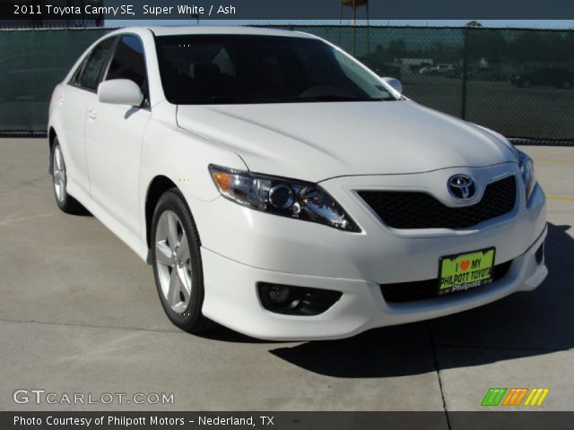 2011 Toyota Camry SE in Super White