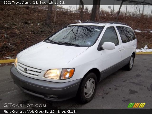 2002 Toyota Sienna XLE in Super White