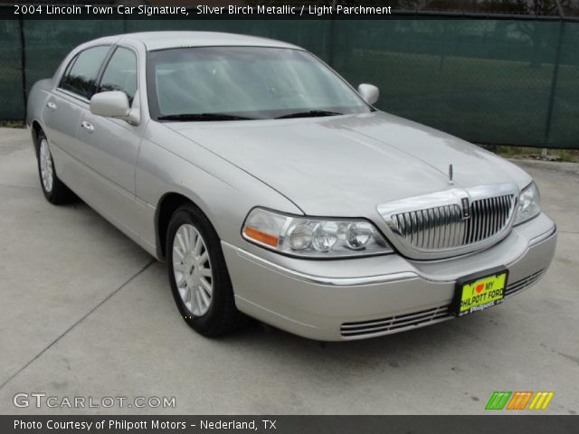 2004 Lincoln Town Car Signature in Silver Birch Metallic
