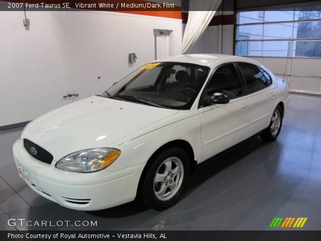 2007 Ford Taurus SE in Vibrant White