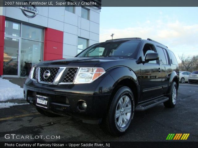 2007 Nissan Pathfinder LE in Super Black