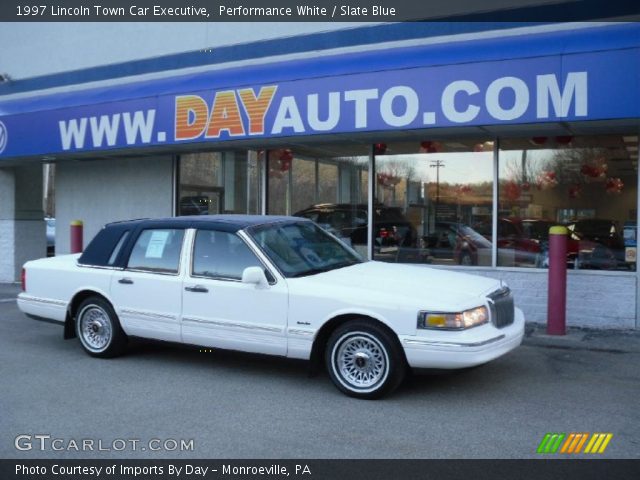 1997 Lincoln Town Car Executive in Performance White
