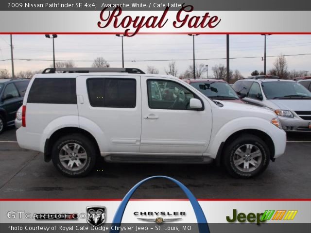 2009 Nissan Pathfinder SE 4x4 in Avalanche White