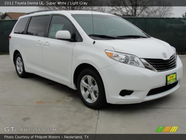 2011 Toyota Sienna LE in Super White