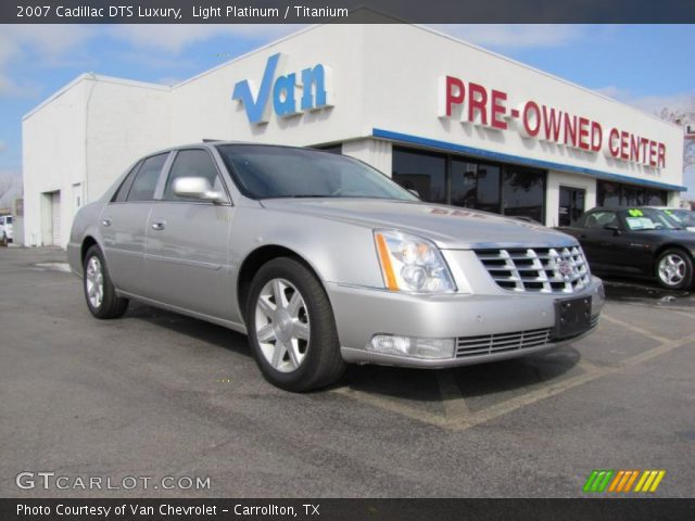 2007 Cadillac DTS Luxury in Light Platinum