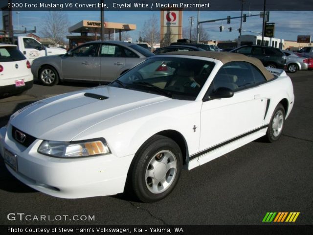2000 Ford Mustang V6 Convertible in Crystal White