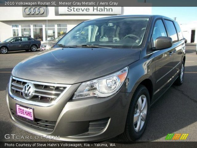 2010 Volkswagen Routan SE in Meteor Gray Metallic