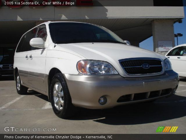 2005 Kia Sedona EX in Clear White