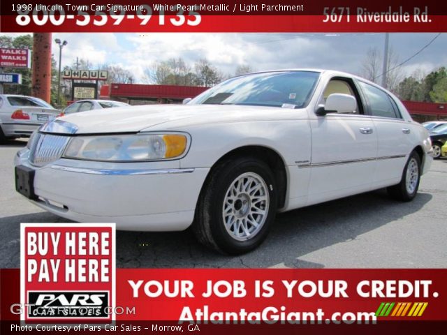 1998 Lincoln Town Car Signature in White Pearl Metallic