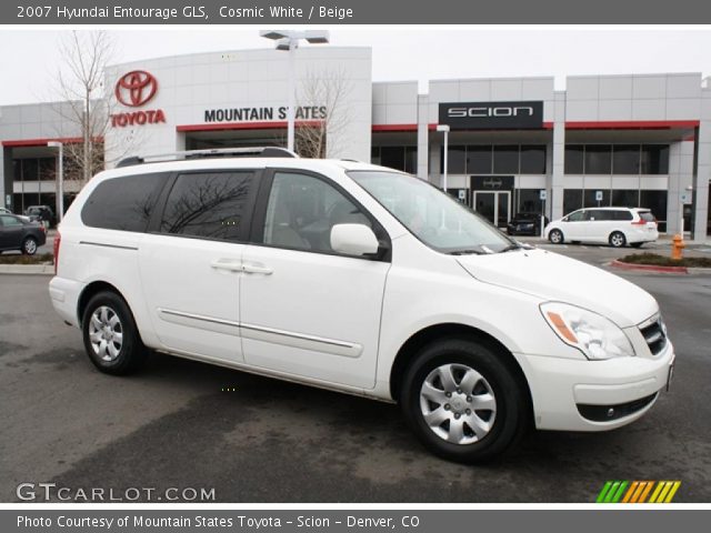 2007 Hyundai Entourage GLS in Cosmic White